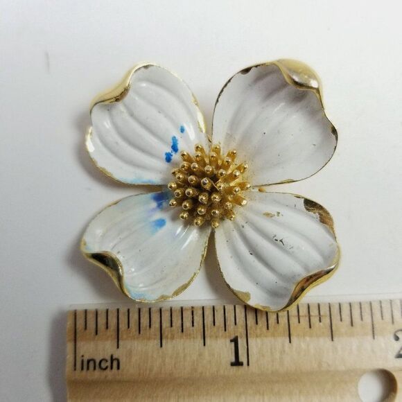 Vintage Crown Trifari White Enamel and Gold Tone Flower Brooch, Signed Stained - Picture 6 of 8